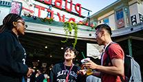 SPU students chat at Pike Place market while on the 2018 早期的连接 excursion